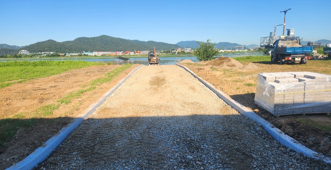 인조화강블록 포장 2(모래 소운반 및 포설)